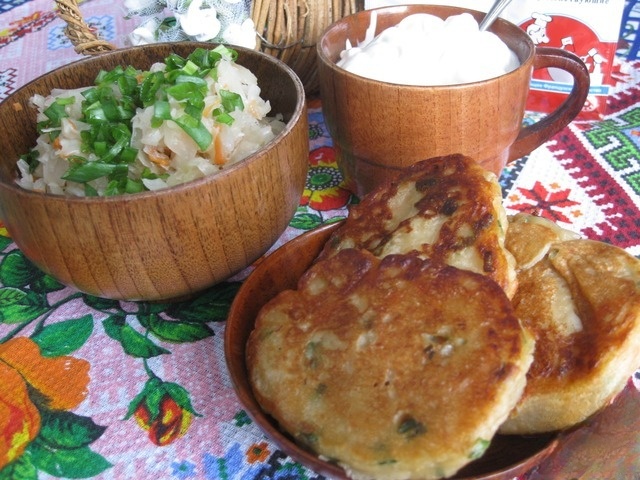 Оладьи с квашеной капустой и зеленью