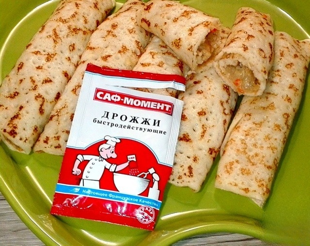 Thin pancakes with boiled condensed cocoa