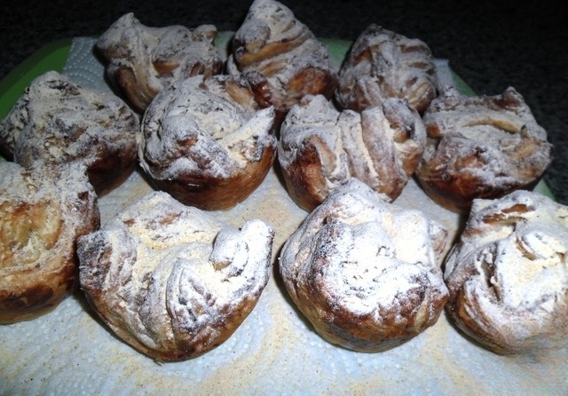 Puff pastry rolls with ricotta cheese