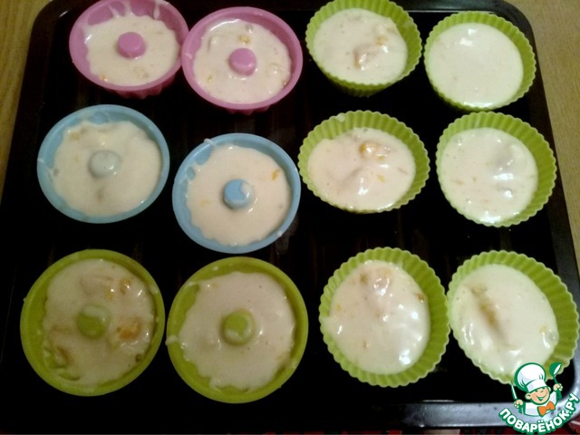 Muffins with slices of tangerine