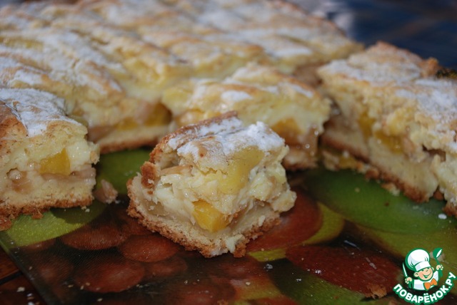 Pie with apples, nectarines and pudding