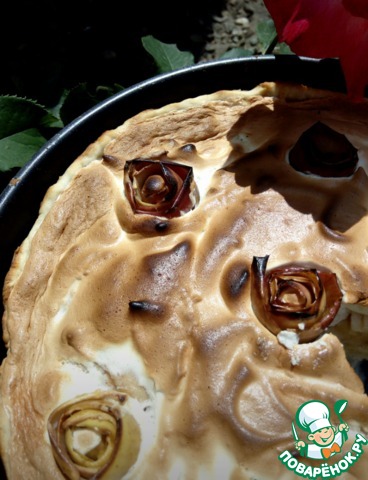 Pie with Apple, melon and meringue