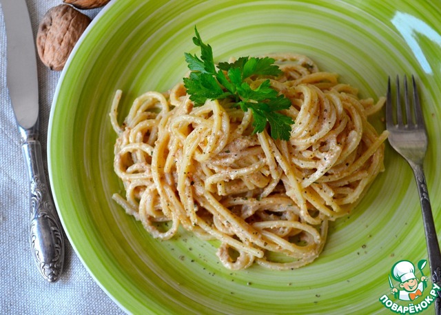 Spaghetti in peanut sauce