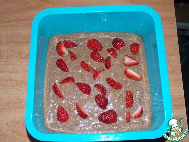 Chocolate cake with cereal and strawberries