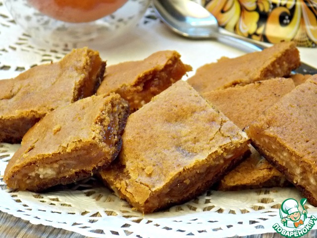 Spicy pie dough with Apple and apricot filling