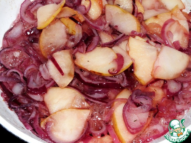 Chicken wings with caramelized apples and onions