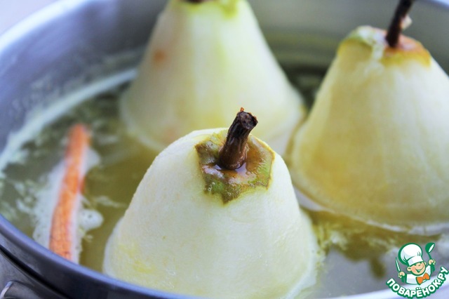 Cake with pears in syrup