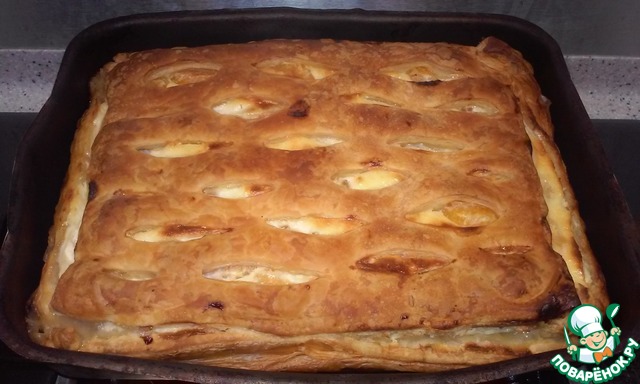 Layer cake with curd and fruit