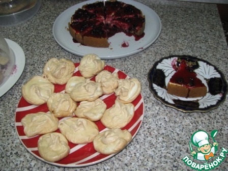 Lemon cake with currant jelly