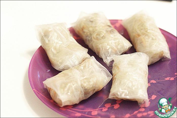 Spring rolls with minced chicken and mushrooms