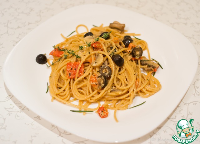 Easy pasta with mushrooms and olives