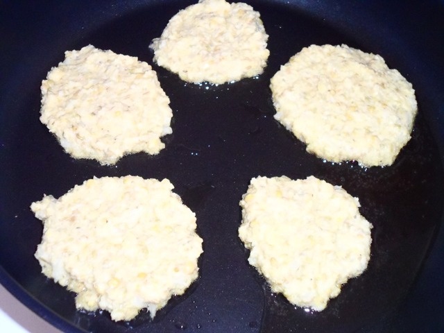 Vegetable fritters made of lentils