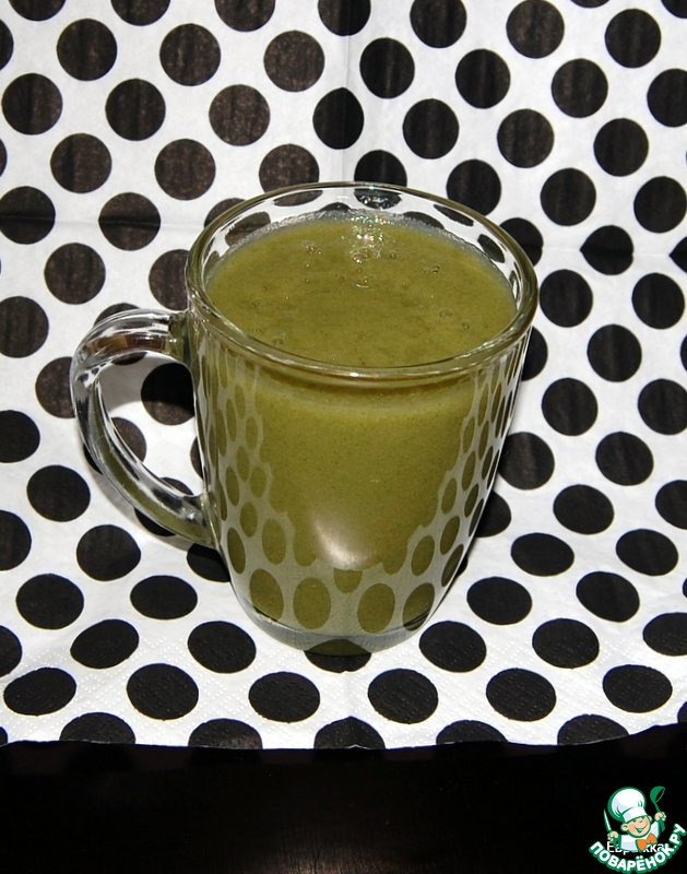 Green smoothie with cleft cabbage