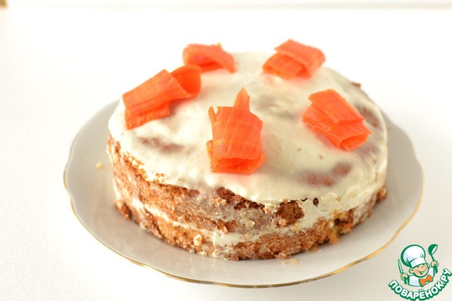 Cake with caramel carrots