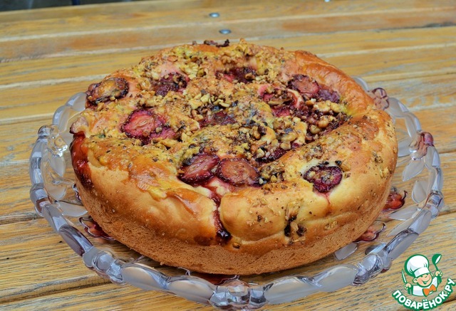 Pie with sour cream and fruit