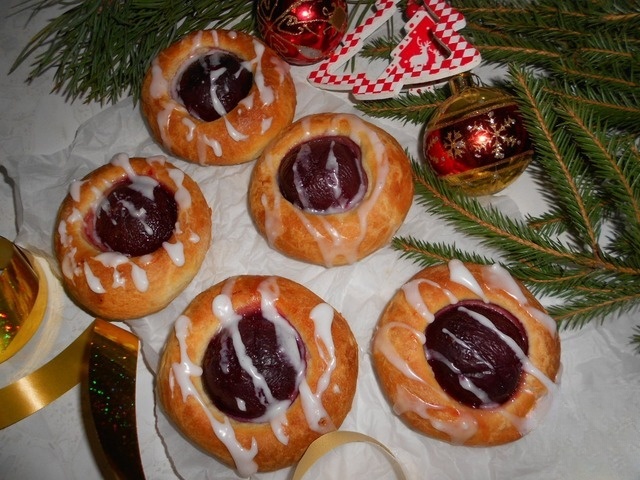 Булочки со сливами и глазурью