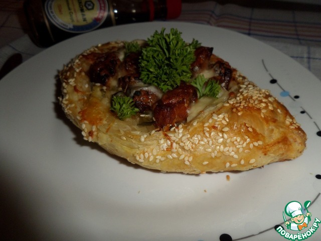 Слоеные пироги-лодочки с картофелем и свининой