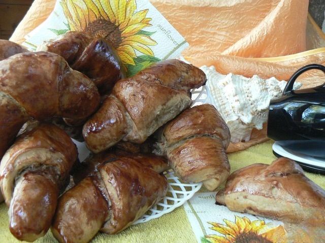 Шоколадные рогалики со сливами