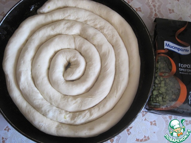 Пирог с зеленым горохом и луком