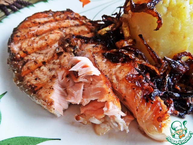 Mashed potatoes with caramelized onions to fish