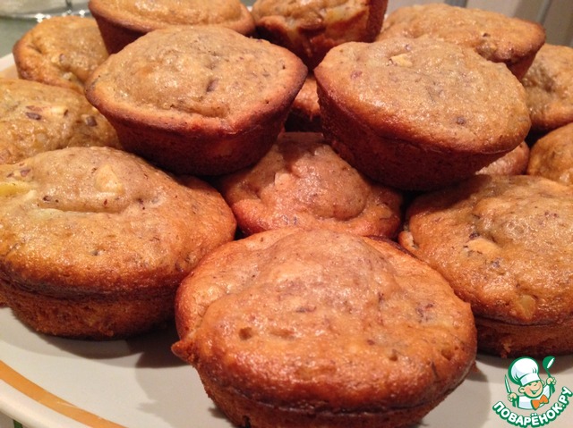 Pineapple muffins with hazelnuts
