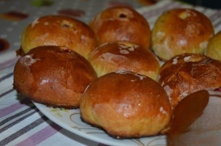 Spicy muffins with pumpkin and cranberry sauce