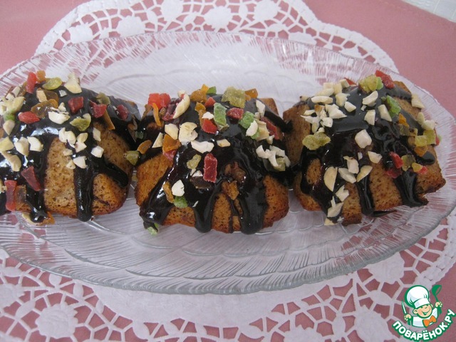 Pyramid with lemon, candied fruits and nuts (vegetable)