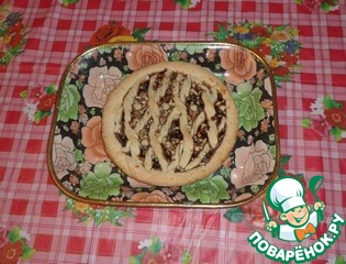 Песочный пирог с клубничным вареньем и грецкими орешками