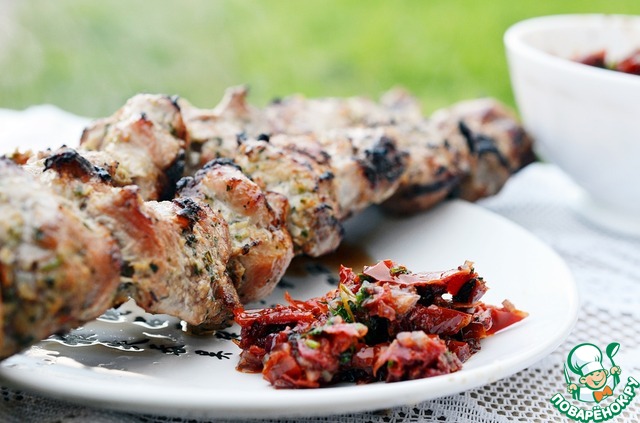 Skewers with a salsa of sun-dried tomatoes