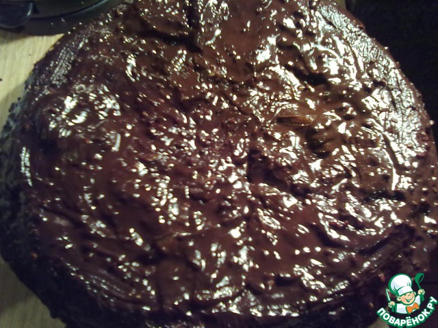Cake with bananas, kiwi and chocolate