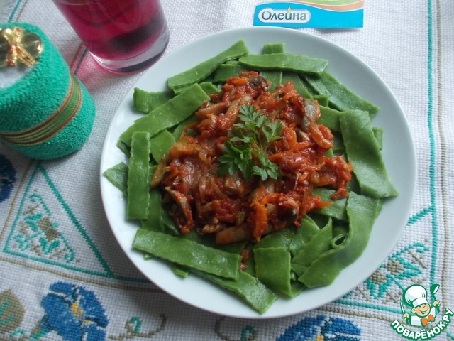 Spinach noodles with vegetable sauce