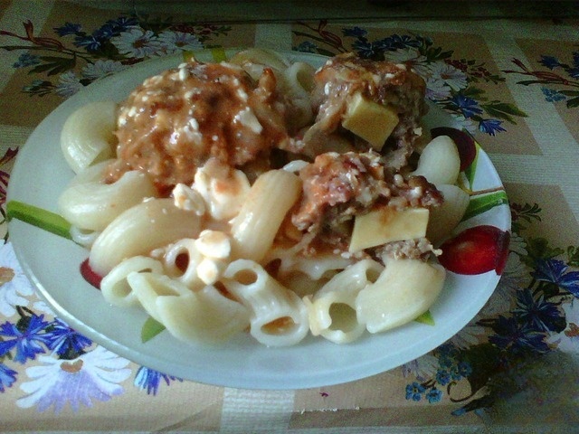 Мясные котлеты с капустой, кабачком и сыром