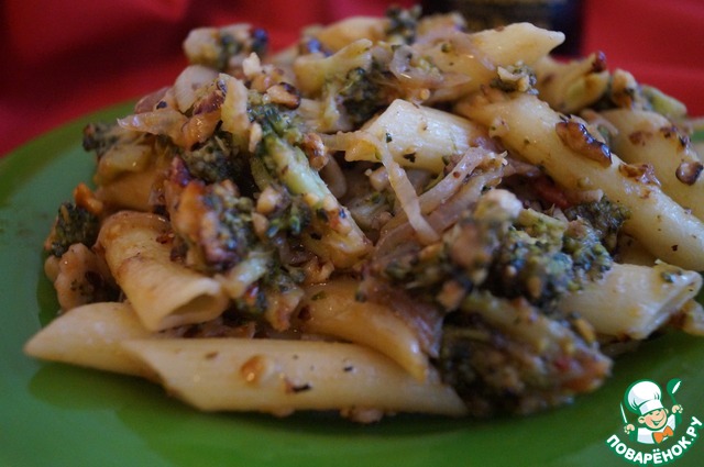 Pasta with broccoli and walnuts