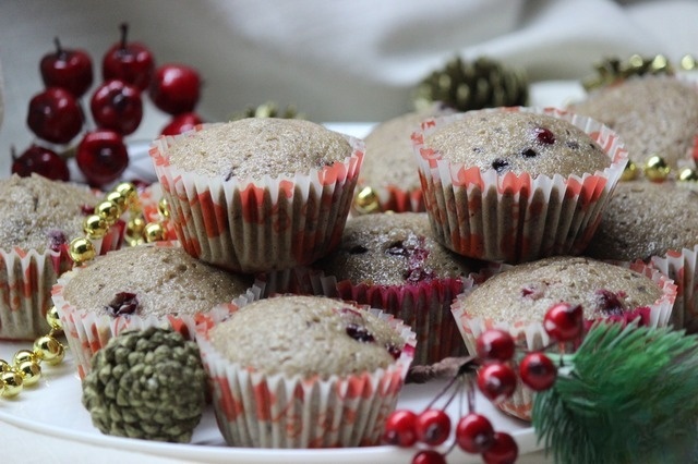 Пряные кексы с шоколадом и клюквой