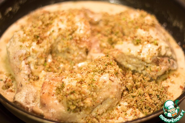 Chicken in a creamy walnut sauce