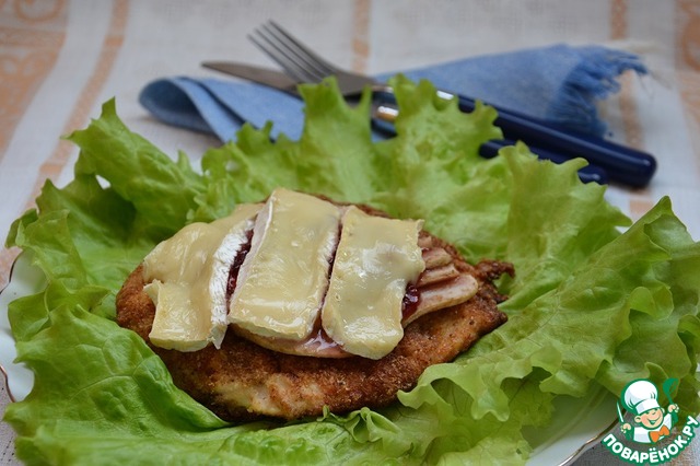 Baked chicken breast with pear, cranberries and Camembert cheese