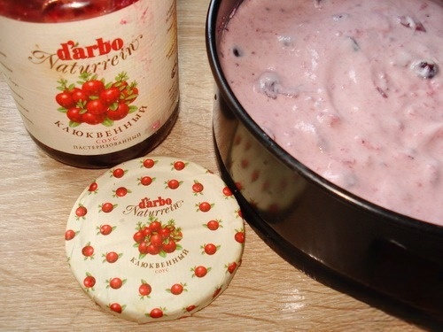 Творожно-свекольная запеканка с начинкой из яблок и клюквенного соуса