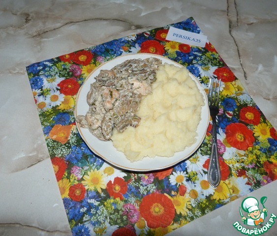 Mushrooms with chicken in cream sauce