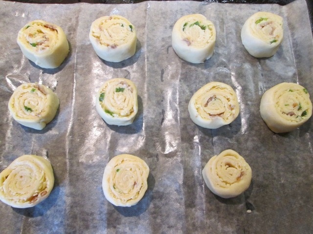 Eateries buns with bacon and cheese