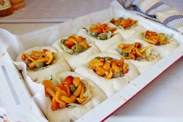 Tarts with onion and mushrooms