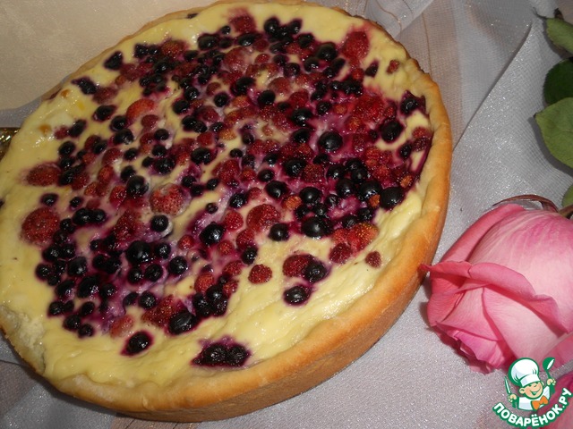 Curd pie with berries