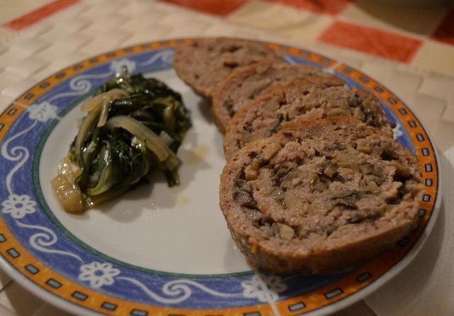 Мясной рулет с грибами