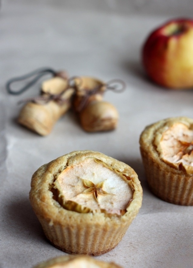 Muffins in yogurt with almond flour