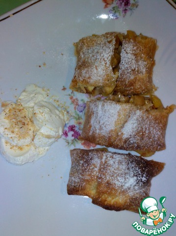 Honey strudel with apples and nuts