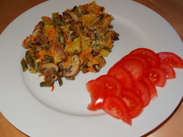 Delicate potatoes with mushrooms and green beans