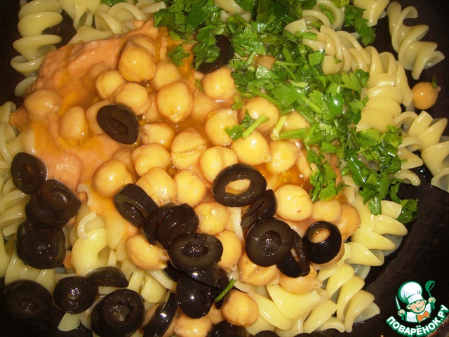 Fusilli with chickpeas, olives and a sauce of red lentils and capers