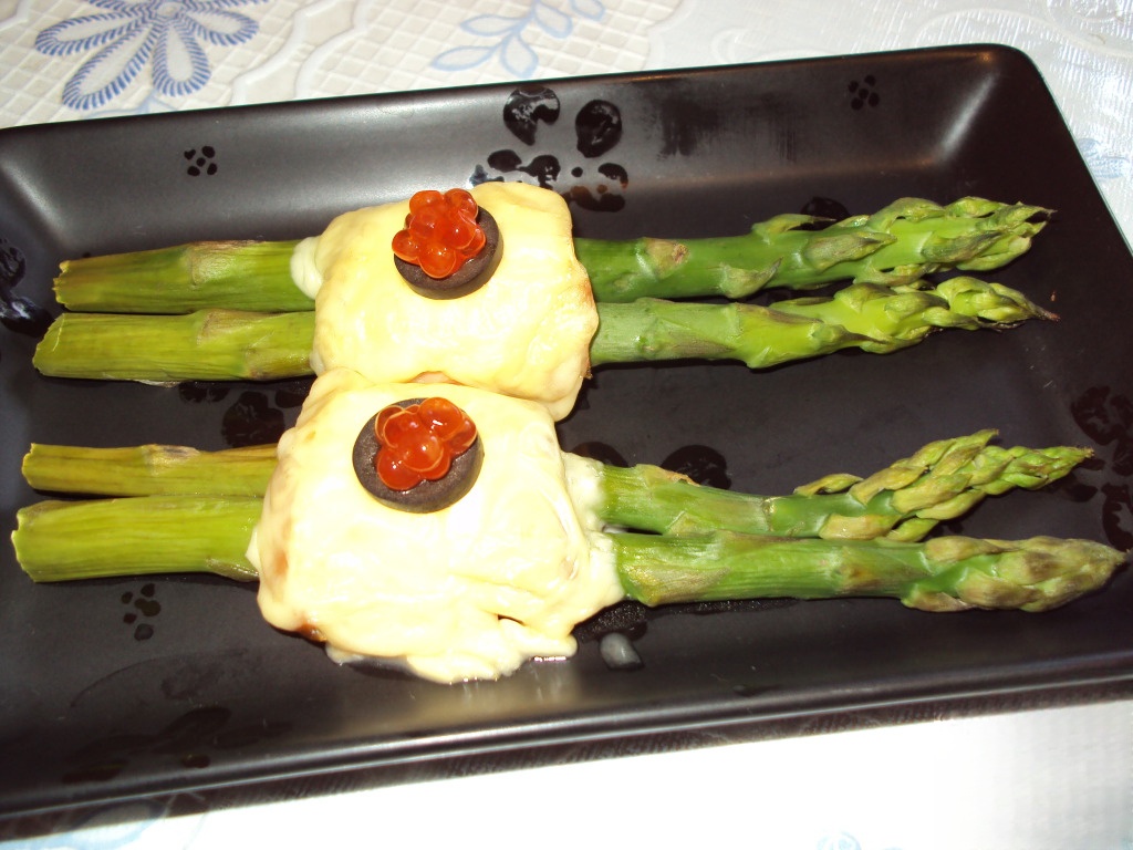 Asparagus baked with smoked fish