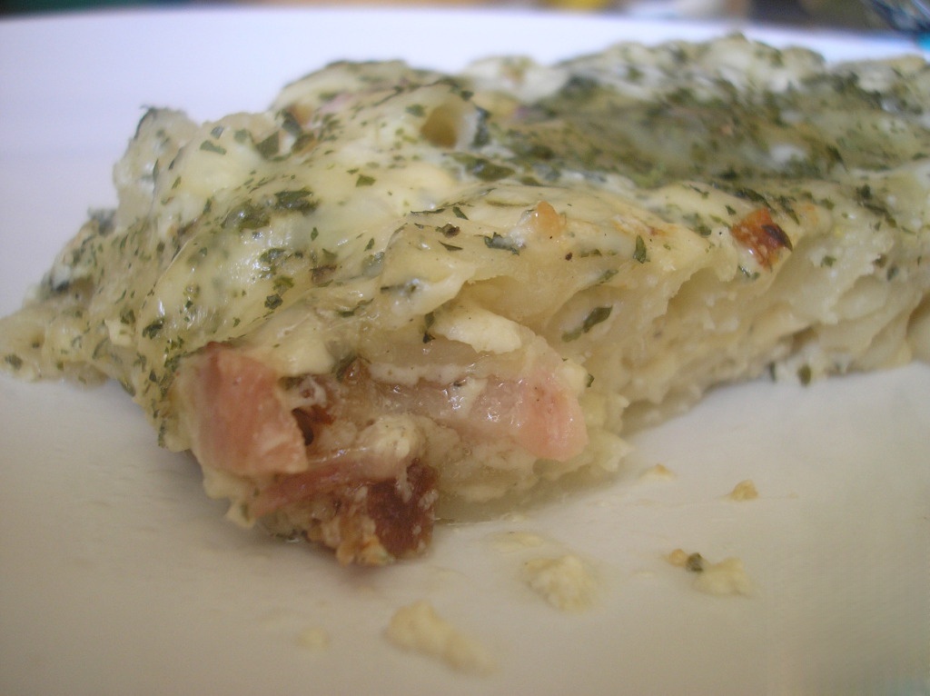 Запеканка из макарон с сыром, цветной капустой и беконом