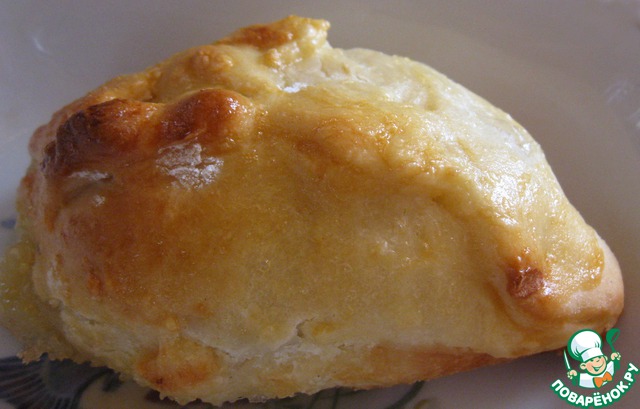 Open pie with cranberries and apples