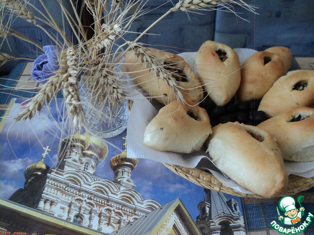 Расстегаи с рисом, помидорами и маслинами